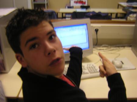 Charly sur un ordi  ooo mon dieu !!!!!!!!